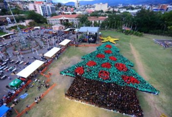 近3000人组成世界最大人体圣诞树
