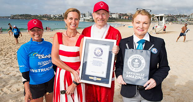 数百澳洲人身穿圣诞老人装 打破最大规模冲浪课纪录